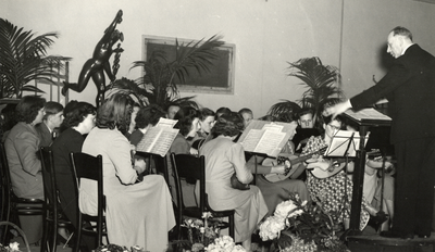 406993 Afbeelding van een uitvoering door de Utrechtse mandolineclub Musica in de Handelsbeurs (Mariaplaats 13) te ...